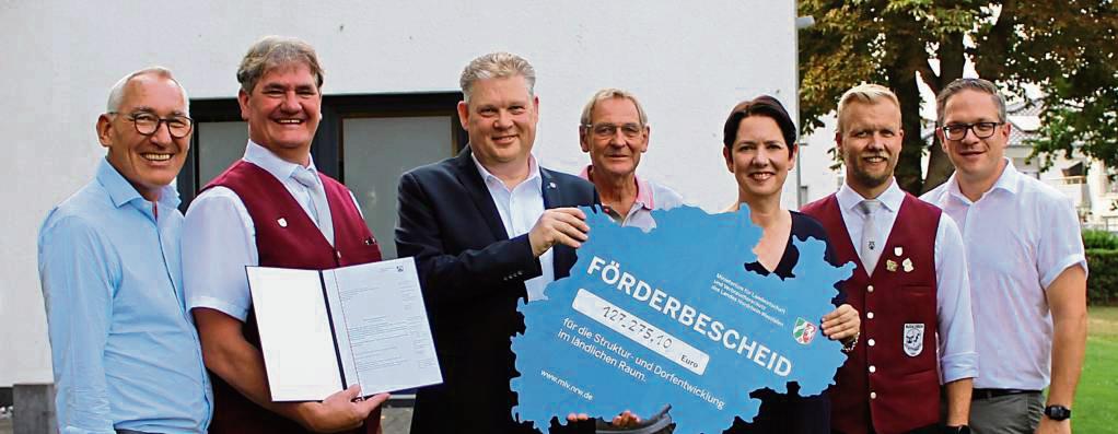 Das Blasorchester Musikverein Bad Westernkotten nimmt den Förderbescheid über gut 127 000 Euro entgegen. Foto: Mintert
