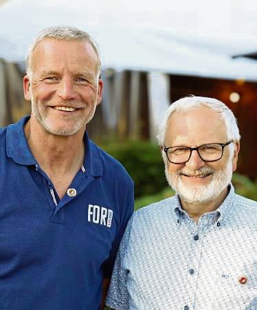 Goldene Verdienstnadel: Bernd Strotkötter (l.) und Gottfried Walter haben sich um den Handballsport in Mastholte verdient gemacht und wurden geehrt.