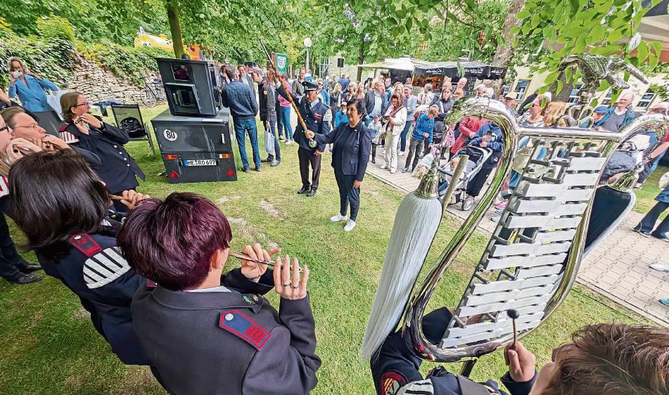 Eine Rede schwang Landrätin Eva Irrgang zwar nicht, dafür aber für einige Minuten den Tambourstab – und bewies Taktgefühl. Fotos: Bunte