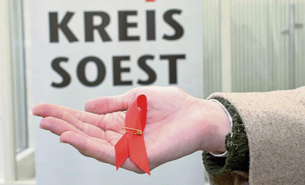 Die rote Schleife ist weltweit ein Symbol für Akzeptanz und Solidarität mit Menschen, die von HIV und Aids betroffen sind – natürlich auch im Kreis Soest. Foto: Kalle/Kreis Soest