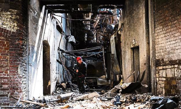 Hier ist der Brand nach ersten Erkenntnissen ausgebrochen. Im Hintergrund sind Teile des Lkw zu sehen. Foto: Schröder