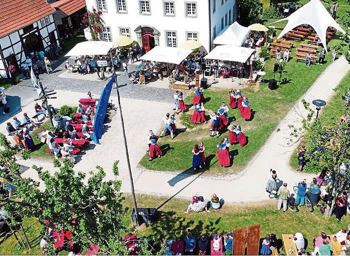 Tanzen im Park zum 75. Jubiläum der Volkstanzgruppe Geseke-Salzkotten.