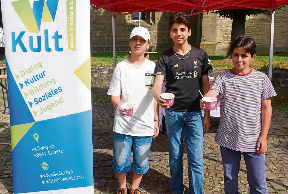 Verteilten Kostproben der sogenannte Aschura auf dem Rüthener Marktplatz (v.l.): Cemil Celik, Esat Yildiz und Feyyaz Senol. Foto: Bsdurek