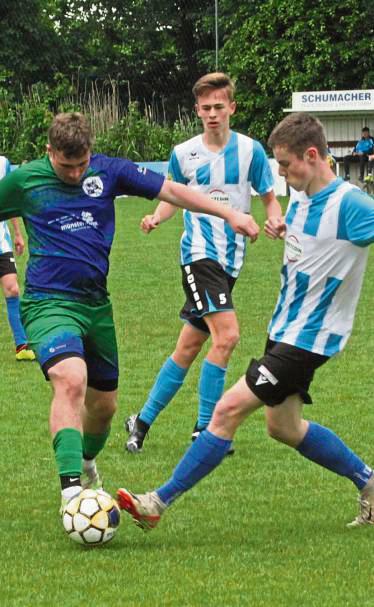 Spannend machte es die A-Jugend der JSG Mönninghausen (in Blau-Weiß) nach ihrer deutlichen 4:0-Führung gegen die JSG Günne, denn der Gast verkürzte noch einmal auf 3:4. Foto: Dannhausen