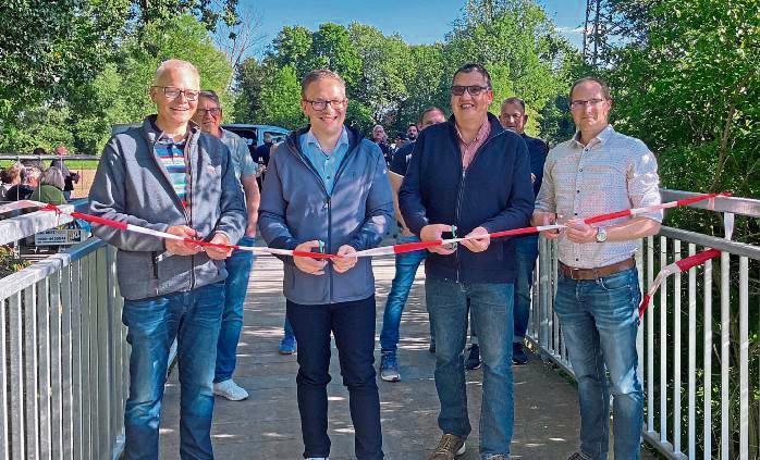 Brückenbauer unter sich: Ortsvorsteher Martin Jöring (Horn), Hendrik Henneböhl, Ortsvorsteher Mario Bußmann (Schmerlecke) und Lukas Jäker (Stadt Erwitte). Foto: Bußmann