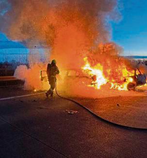 Nach einem schweren Unfall ist die A44 in Richtung Dortmund voraussichtlich noch bis zum Nachmittag gesperrt. Foto: Feuerwehr