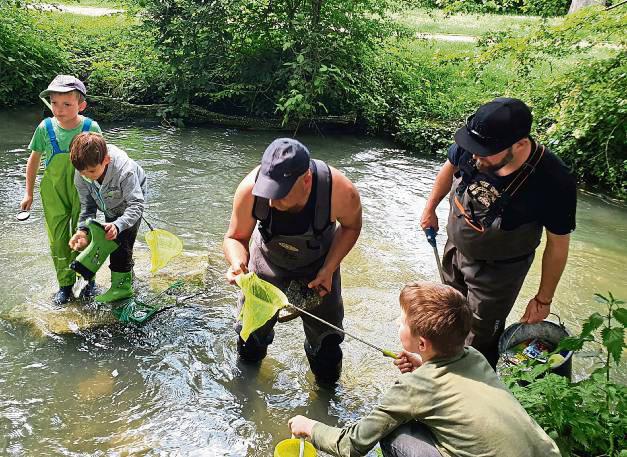 Viel zu entdecken gab es für die Grützepott-Gruppe in der Geseker Bache. Foto: Böhmer