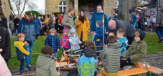 Auf dem Weihnachtsmarkt im Jahr 2022 hatten die Kinder viel Spaß mit Stockbrot am Lagerfeuer.