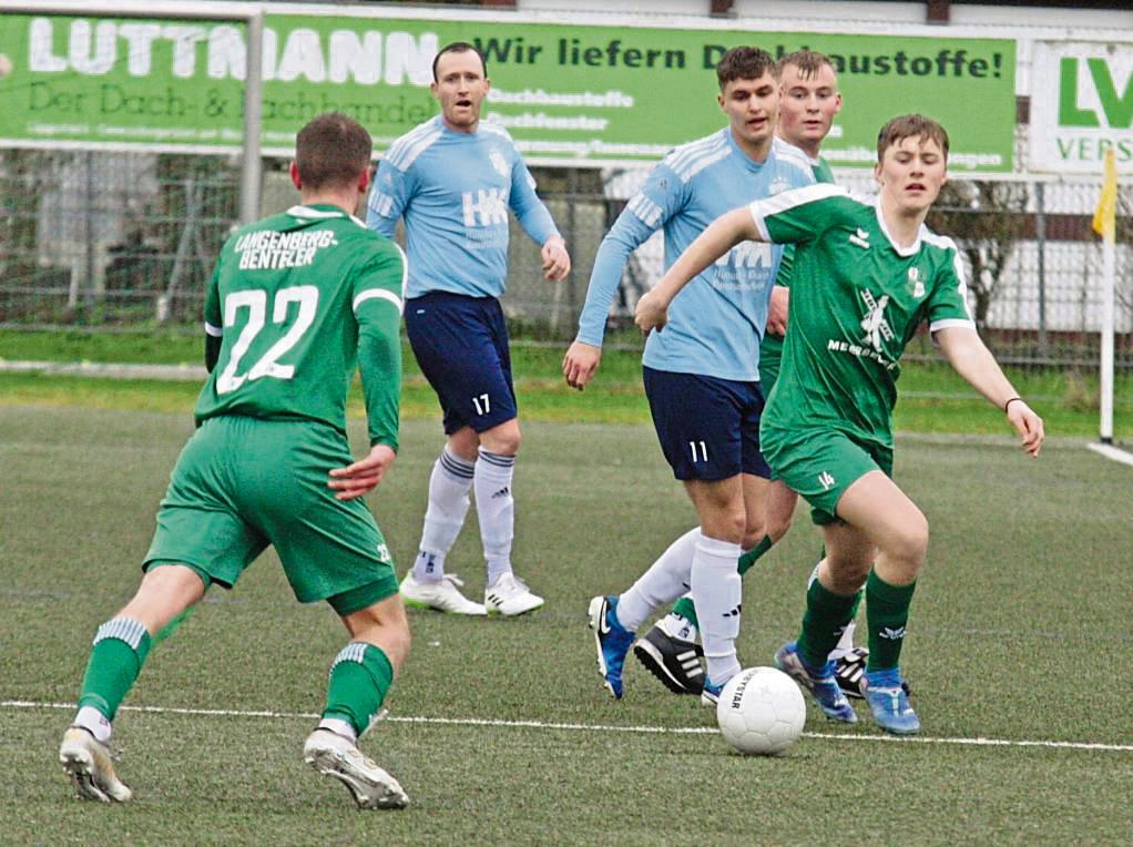 In einem Vorbereitungsspiel schlugen die Grün-Weißen aus Langenberg den Bezirksligisten FC Mönninghausen mit 2:0. Foto: Schlink
