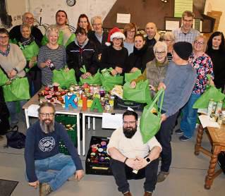 Die Helfer der Kia sind fleißig am Packen: Heiligabend werden Lebensmittel an Bedürftige verteilt. Foto: Soraya Dietz