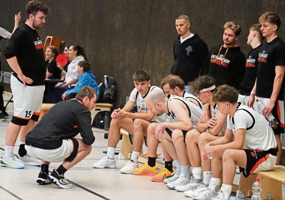 Die Basketballer des LTV Lippstadt setzten die taktischen Vorgaben ihres Trainers Daniel Urbanek gut um und feierten mit dem 99:80 gegen Telgte ihren ersten Sieg. Foto: Uwe Feichtinger
