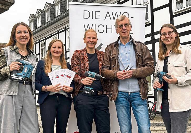 Sie freuen sich, wenn die Awo-Wichtel helfen können (v.l.): Swetlana Reimer, Lisa Wink und Friederike Hegemann sowie Wichtel Heinz Günther Elbracht und Julia Kelp.