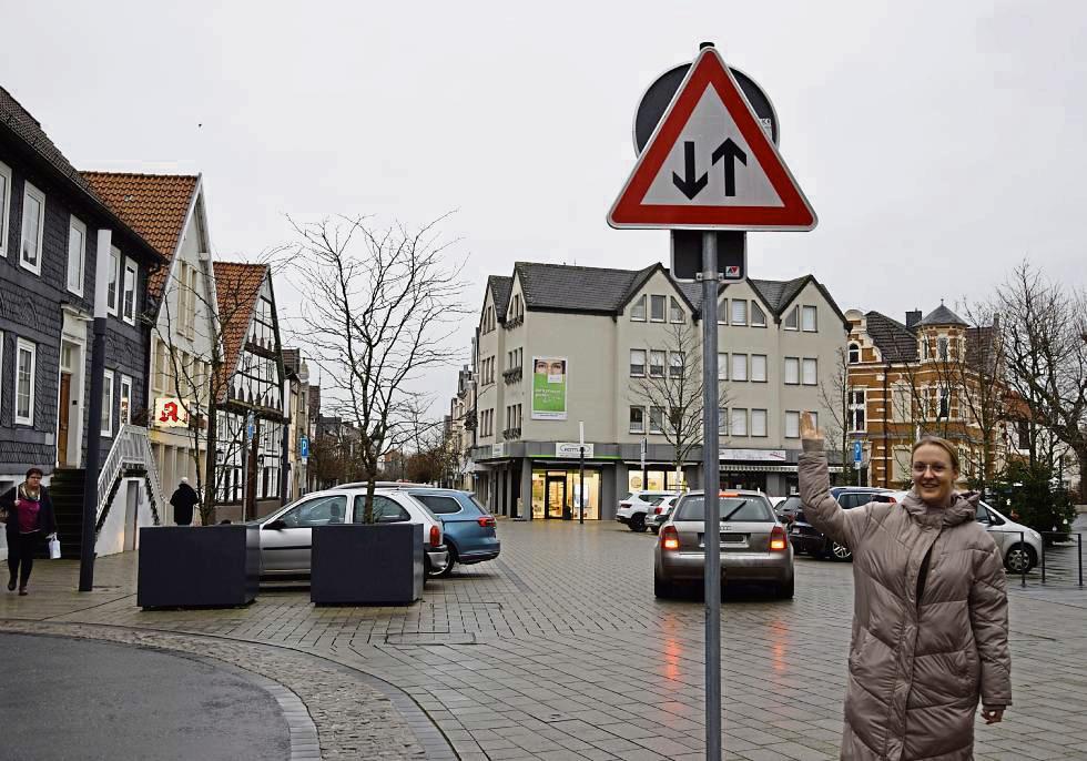 Hier wird Lena Melchiori dauernd die Vorfahrt genommen: An der Ecke Bäckstraße/ Markstraße wissen viele Autofahrer nicht, wer zuerst fahren darf. Foto: Kossack