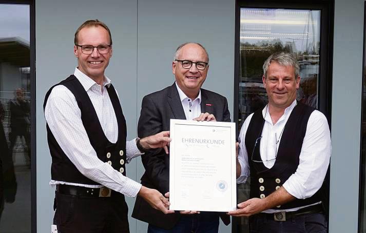 Zum 25-jährigen Jubiläum der Firma erhielten Dachdeckermeister Ralf Henkemeier (l.) und Zimmerermeister Frank Sprenger (r.) von Kreishandwerkerschaft-Hauptgeschäftsführer Detlef Schönberger die Ehrenurkunde.