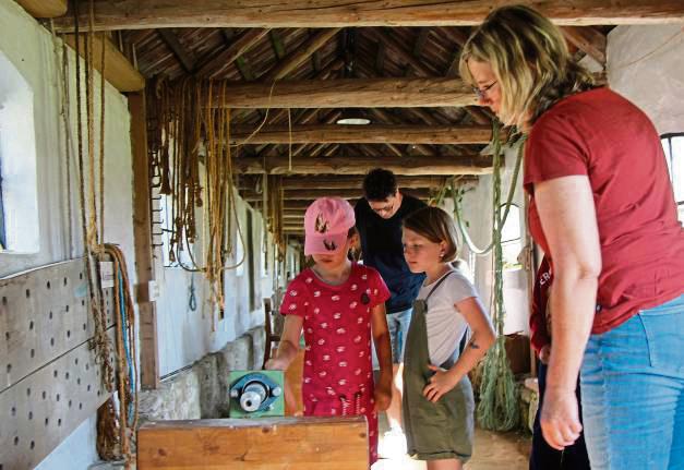 Springseile für die Übermittagsbetreuung in der Luziaschule fertigten die Kinder in der Seilerei an. Foto: Löseke