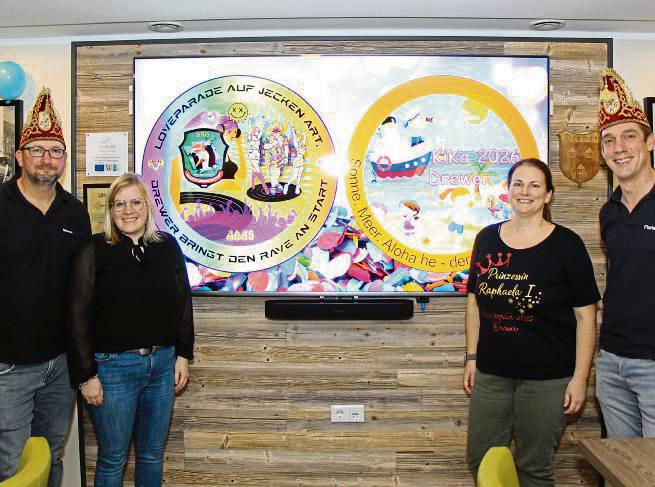 Mottoverkündung für große und kleine Jecken beim Karneval in Drewer (v.l.): Vize-Präsident Steven Rinschede, Kika-Mitorganisatorin Simone Meinold, Prinzessin Raphaela Glanert und Präsident Florian Wienecke. Fotos: Hannah Löseke