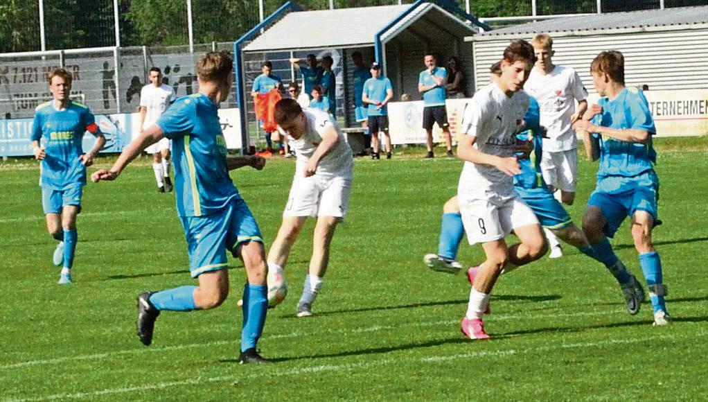 Die A-Junioren des TuS Lipperode (in Weiß) bauten ihren Vorsprung an der Tabellenspitze durch ein 3:0 gegen die JSG Oestinghausen weiter aus. Foto: Dannhausen