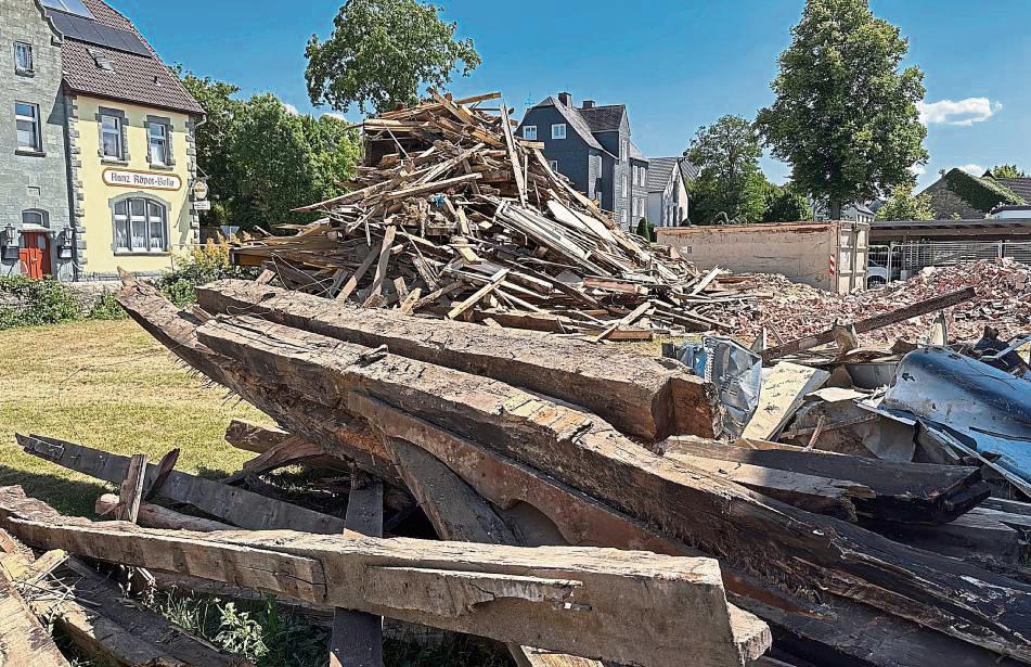 Nur noch Balken, Schutt und Steine: An der Teichstraße ist vom denkmalgeschützten Fachwerkhaus nichts mehr übrig – im Hintergrund die Gaststätte Röper-Bolte.
