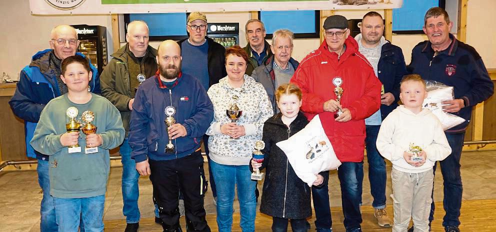 Die stolzen Sieger der Rüthener Rassekaninchen-Ausstellung. Foto: Marcus Kloer