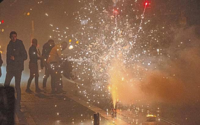 Gefahr in Verzug: Zumeist mit Hand- oder Gesichtsverletzungen landen Böller-Fans nach Unfällen in der Notaufnahme des Klinikums Lippstadt. Symbolfotos: dpa