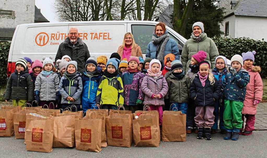 Mit Lebensmitteln, Spielzeug und Pflegeartikeln voll gepackte Tüten spendete der Altenrüthener Kindergarten an die Rüthener Tafel. Foto: Mintert