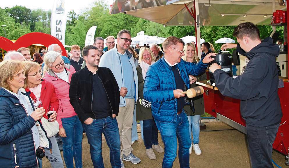 Ein Volltreffer war es zwar nicht, aber Bürgermeister Ulrich Berger gelang der Fassanstich mit Unterstützung vom Veranstalter Lucas Risse (r.). Foto: Büttner
