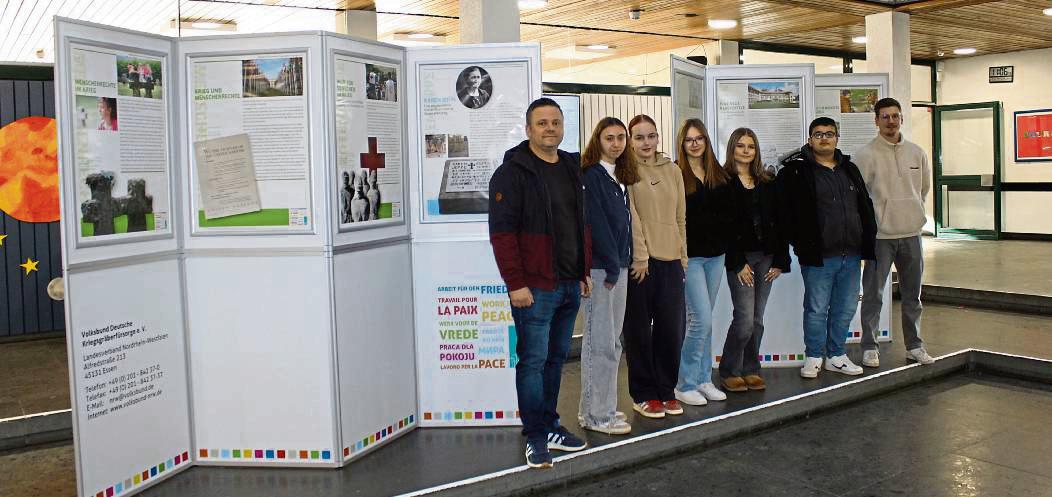 Matthias Walter (l.) und Kai Menke (r.) haben mit ihren Schülern Plakate erarbeitet. Foto: Soraya Dietz