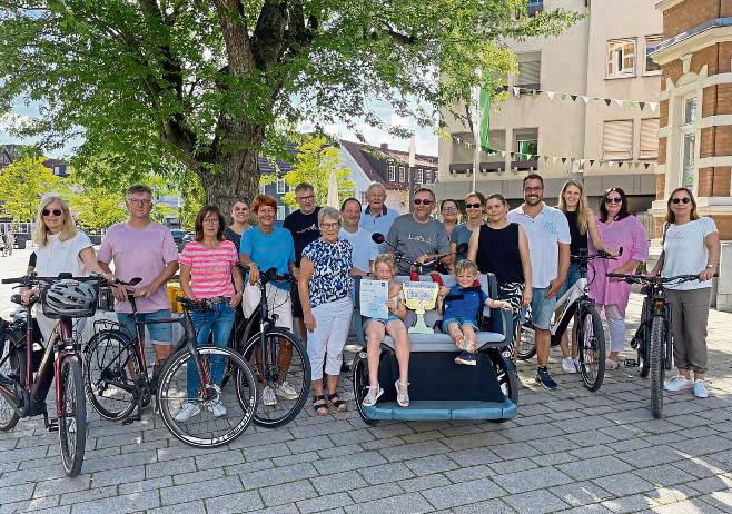 Stellvertreter des 38-köpfigen Radler-Teams FranJo 2.0 und Jürgen Lammert (2.v.l.) freuten sich bei der Übergabe über ihre Auszeichnungen.