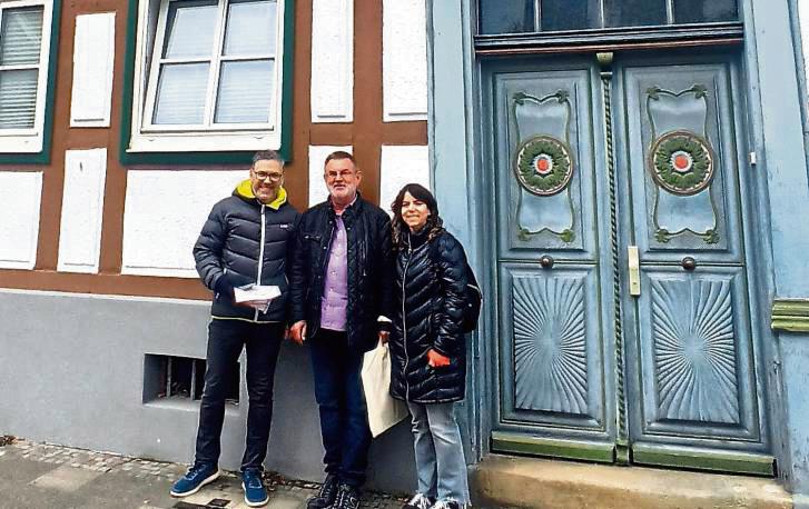 Der Geseker Reinhard Marx (Mitte) führte den chilenischen Besuch, Jenny und Ricardo Melnick, auch zum Hellweg 21, wo ihre Großmutter Hilde Abel gelebt hatte.