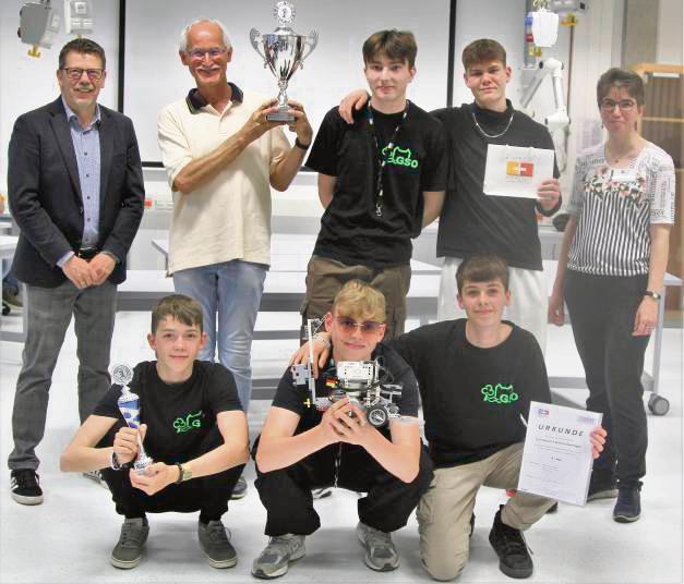 So sehen Sieger aus: Das Team vom Gymnasium Schloss Overhagen gewann den Stark-Roboter-Wettbewerb.
