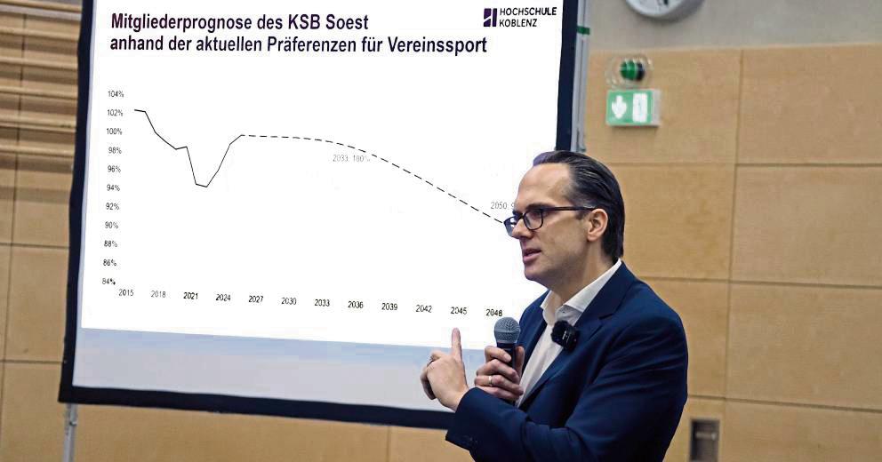 Sportwissenschaftler Dr. Sören Wallrodt von der Hochschule Koblenz prognostizierte bei der 50-Jahr-Feier des KSB Soest einen deutlichen Mitgliederschwund im Vereinssport rein aufgrund der Bevölkerungsentwicklung. Foto: Klaus Bunte
