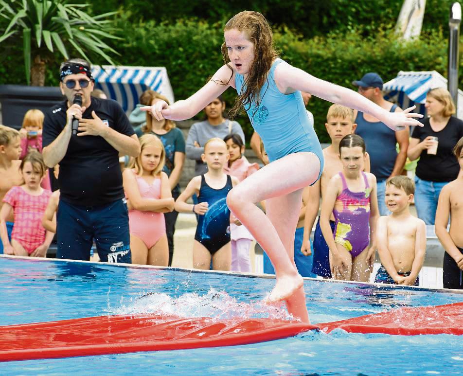 Beim Matten-Lauf über dem Wasser bewiesen die Kids jede Menge Sportsgeist, Geschick und Ausdauer. Fotos: Giannakis