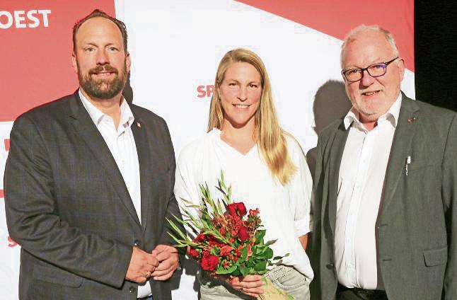 Jens Behrens (l.) möchte bei der Bundestagswahl 2025 die Nachfolge von Wolfgang Hellmich (r.) antreten. Unterstützt wird der Lippstädter auch von Ehefrau Simone. Foto: Brüggestraße