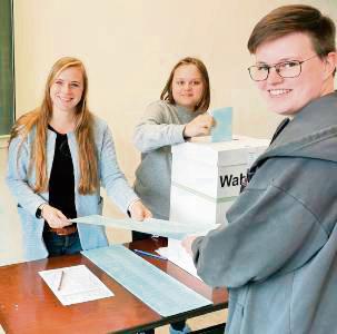 Angehende Fachkräfte für Lagerlogistik bei der Juniorwahl mit Organisatorin Saskia Westbrock (l.).