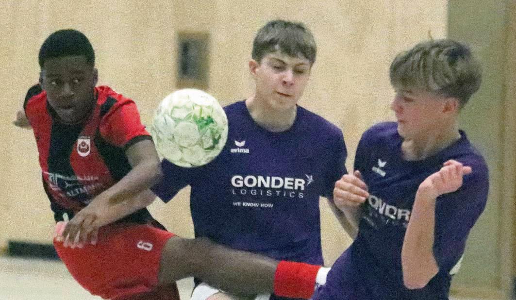 Die C-Junioren des TuS Warstein sorgten im letzten Jahr bei der Hallenkreismeisterschaft in Rüthen für eine echte Sensation. Sie schlugen im Finale den Westfalenligisten SV Lippstadt (in Schwarz-Rot) nach Neunmeterschießen. Da tobte die Halle. Foto: Thorsten Heinke