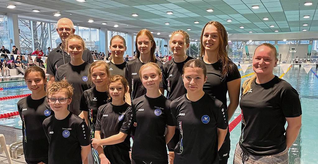 Auch deu der neue Teutonen-Trainer Jürgen Brink war mit den Leistungen seiner Schützlinge in Bochum zufrieden (h.v.l.): Trainer Jürgen Brink, Levke Langels, Laura Ortmann, Greta Bock, Romy Schröder, Eleni Schröder, Trainerin Sabine Andermahrm, (v.v.l.) Miriam Malcharek, Niklas Reuß, Theresa Barth, Frida Cedrola, Angelina Below und Mia Wintz. Es fehlen Sina Berkenhaus, Marlene Diers und Lugh von Rennenkampff.