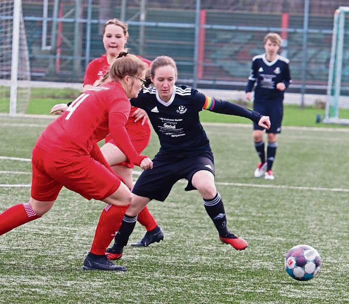 Spielführerin Jana Wibberg (M.) antwortete auf den Warendorfer Führungstreffer mit dem 1:1-Ausgleich in der 46. Minute. Am Ende unterlag Geseke jedoch mit 1:5. Foto: Feichtinger