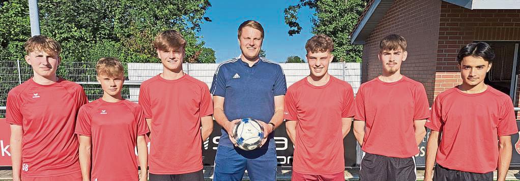 Die Ferienzeit hat den Kader ziemlich ausgedünnt. Dem neuen JSG-Trainer Jens Bertels (M.) stehen für die dritte Bezirksliga-Saison in Folge 19 Spieler zur Verfügung. Foto: Heinke