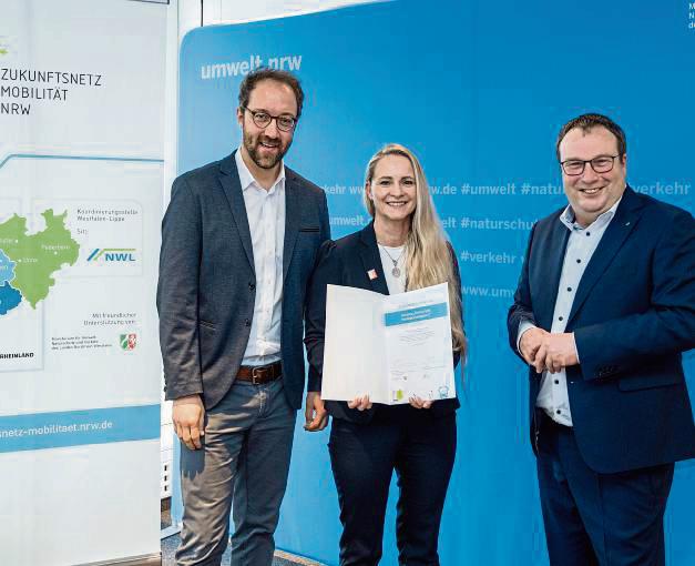Ramona Klemm arbeitet demnächst als Mobilitätsmanagerin bei der Stadt Erwitte. Die Urkunde erhielt sie von Minister Oliver Krischer (r.). Foto: Caroline Seidel/MUNV NRW