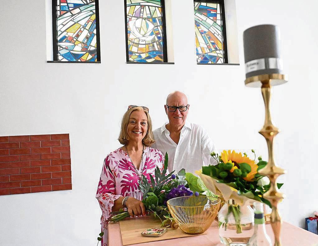 Am Altar fühlen sie sich wohl: Sabine Fornefeld und Bernd Scholz. Fotos: Tuschen