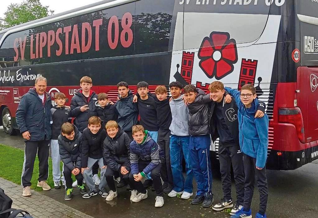 Mit dem Mannschaftsbus des SV Lippstadt machte sich das Team des Evangelischen Gymnasiums Lippstadt auf den Weg nach Hamm. Am Ende eines sehr verregneten Tages stand die Qualifikation für die Hauptrunde der Bezirksmeisterschaften.