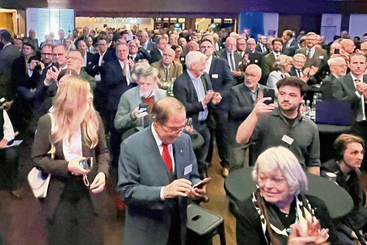 Das muss im Bild festgehalten werden: Für den Gast des IHK-Empfangs zückten viele ihre Smartphone-Kamera. Foto: Friedrich