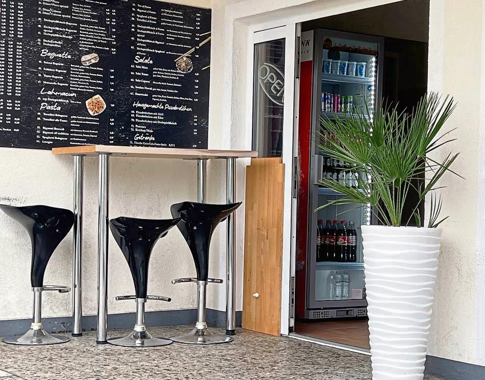 Mit einer Holzplatte abgedeckt ist die beschädigte Fensterscheibe der Pizzeria im Lindenweg, bei der in der Nacht zum Samstag eingebrochen wurde. Foto: A. Bsdurek