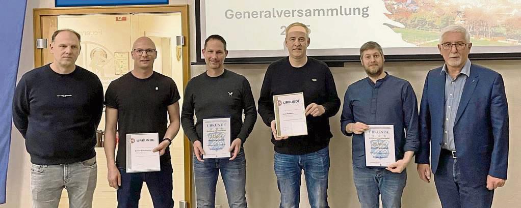 Bernd Fiedler (l.), Vorsitzender des FCM, und K19-Vertreter Günter Schmidt (r.), ehrten (v.l.): Bernd Schumacher, Dieter Semrau, Andre Remberg und Jürgen Hunold.