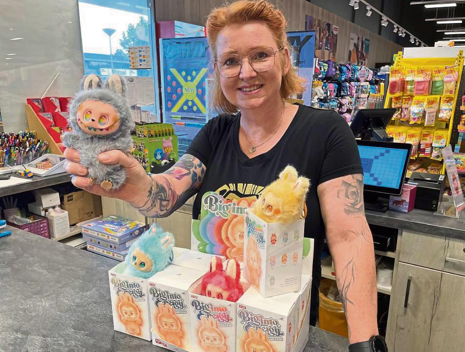 Am liebsten wollen alle den „Secret“ mit Regenbogen-Zähnen und -Augen. Bianca Köppen von Toys World mit den begehrten 