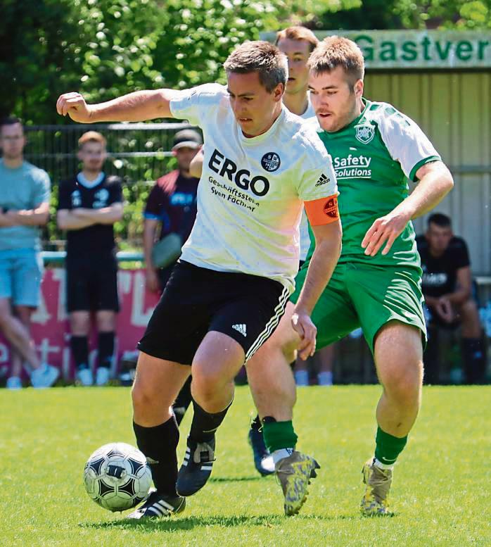 Wem hilft das 2:2 mehr? Antwort: Keinem! SW Overhagen (in Weiß) und der SuS Cappel II (grün) brauchen im Abstiegskampf nun ein Fußballwunder. Foto: Feichtinger