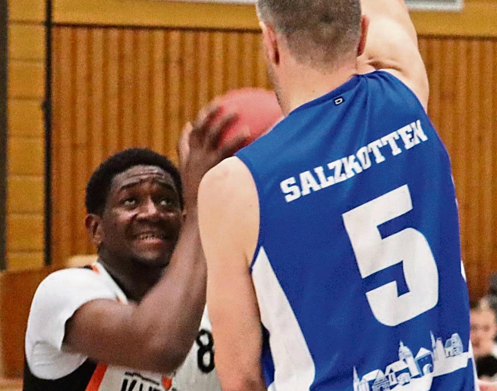 Den Korb im Blick, aber den Sieg krallte sich der Tabellenführer aus Salzkotten. Die LTV-Basketballer (Weiß) mussten sich dem amtierenden Meister geschlagen geben. Foto: Feichtinger