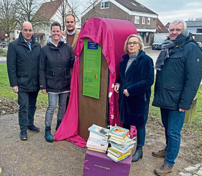 Die Eröffnung des Bücherschranks wurde zelebriert. Foto Frenz