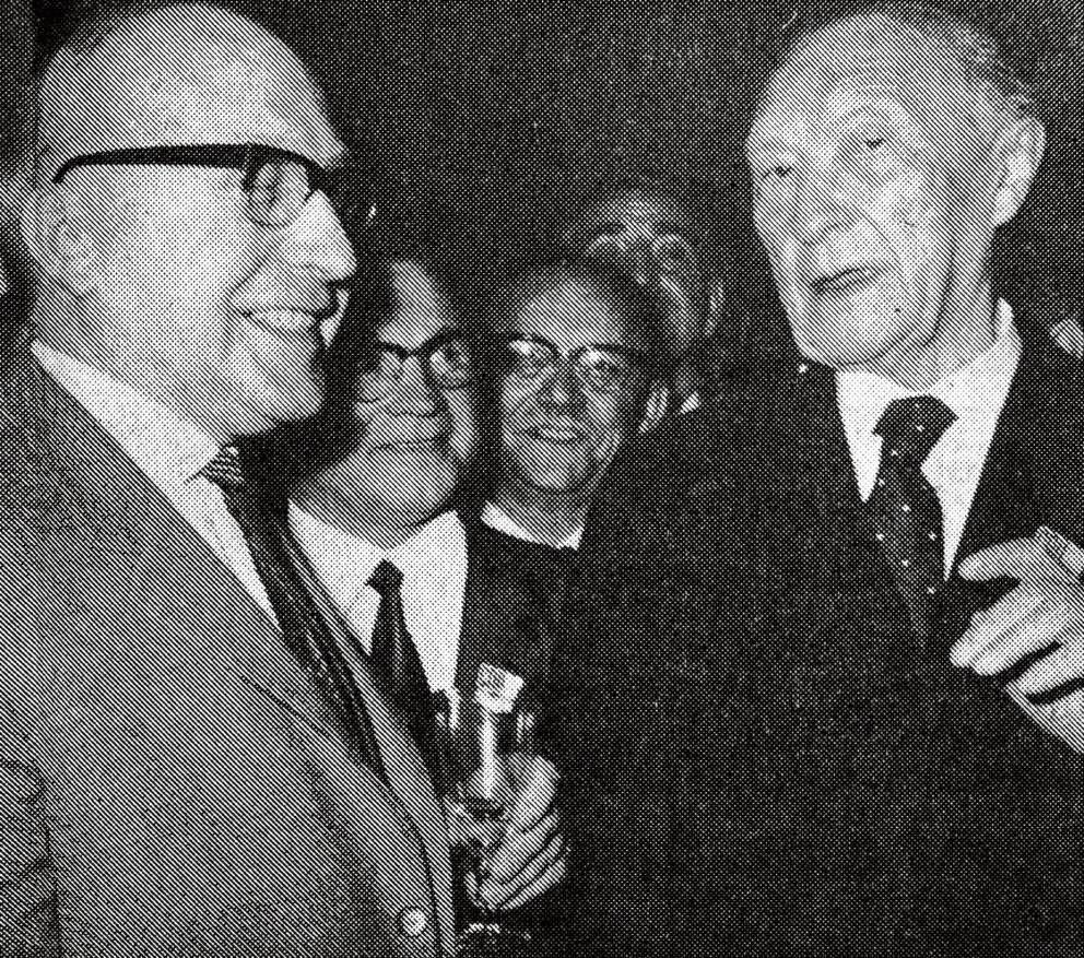 „Sie sind 20 Jahre nicht in Lippstadt gewesen“: CDU-Kreisvorsitzender Hans Schwade (l.) trifft Altkanzler Konrad Adenauer 1965 beim Bundesparteitag. Sie begegneten sich auch zu anderen Anlässen, etwa bei einer Ehrung für erfolgreiche Mitgliederwerbung. Archivfoto