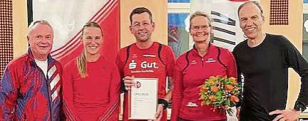 Dirk (M.) und Gerlinde Schulte-Eversum (2.v.r./beide LTV Aktiv Bad Westernkotten) nahmen die Auszeichnung der Verbandsvertreter entgegen (v.l.): Manfred Schnieders, Lena Josten (beide FLVW) und Dr. Arne Fischer (FLVW-Laufwart).